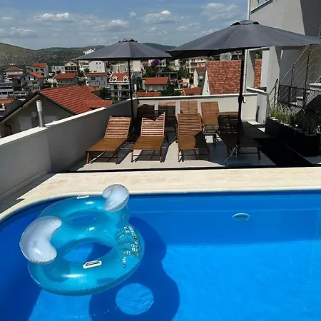 Milena-with A Pool 特罗吉尔