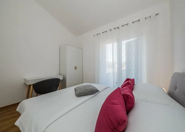 Milena-with A Pool Apartament Trogir