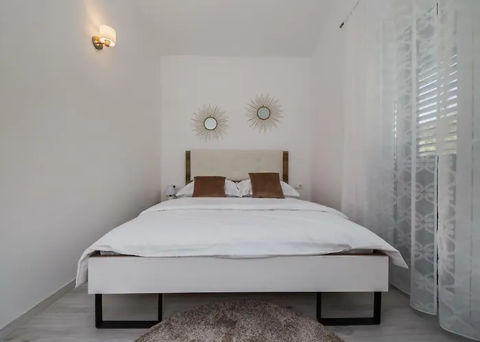 Milena-with A Pool Apartament *