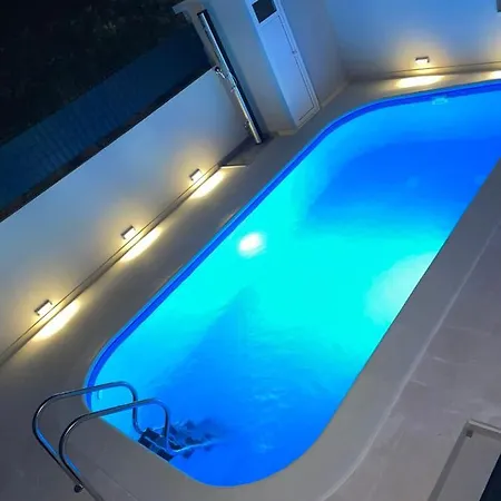 Milena-with A Pool Τρογκίρ