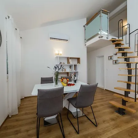 Milena-with A Pool تروغير