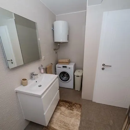 Milena-with A Pool تروغير