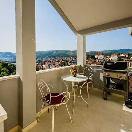 Milena-with A Pool شقة