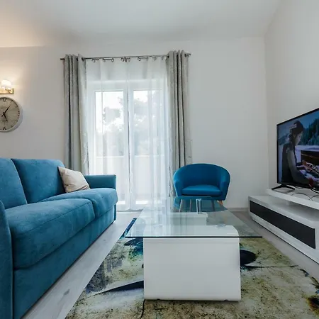 Milena-with A Pool Τρογκίρ