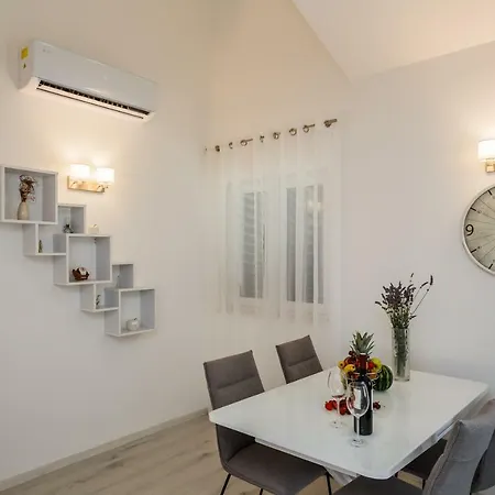 Milena-with A Pool * Τρογκίρ