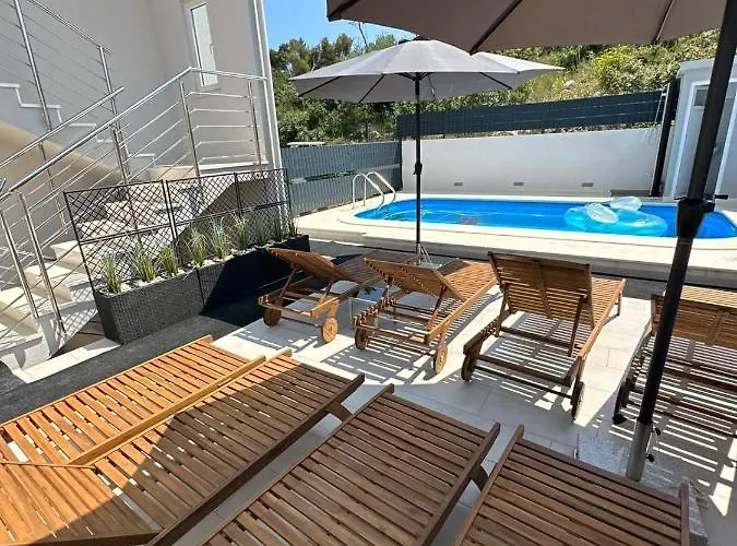 Milena-with A Pool Апартаменты Трогир