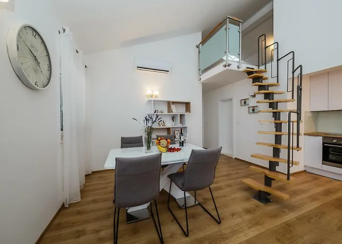 Milena-with A Pool 特罗吉尔