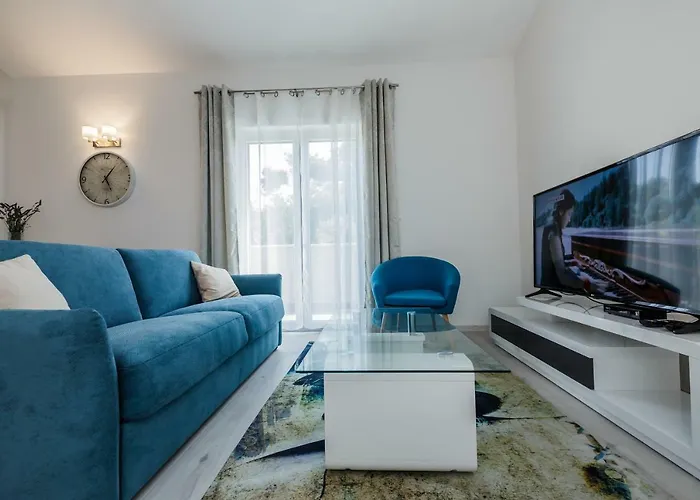 Milena-with A Pool 特罗吉尔