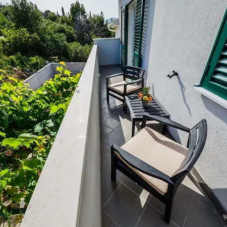 Milena-with A Pool Apartament *